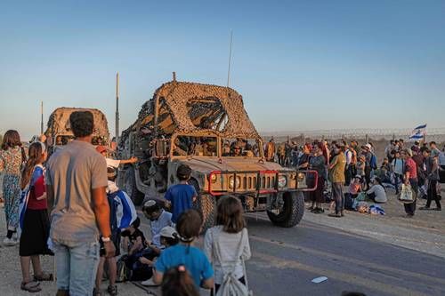 Miles-de-israelies-marchan-hacia-la-frontera-con-Gaza-para-exigir-el-restablecimiento-de-asentamientos