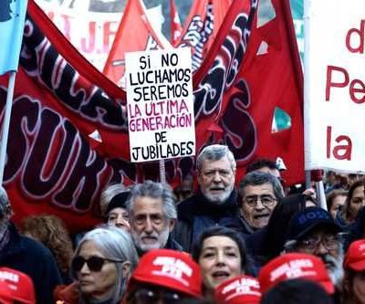 Miles-protestan-en-Buenos-Aires-contra-el-plan-economico-de-Javier-Milei