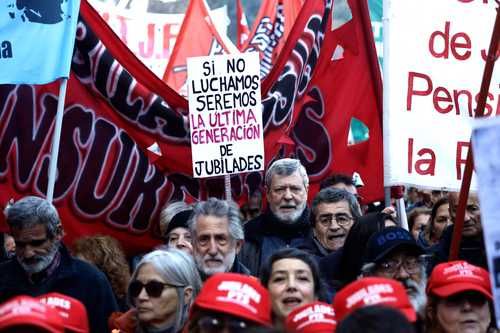 Miles-protestan-en-Buenos-Aires-contra-el-plan-economico-de-Javier-Milei