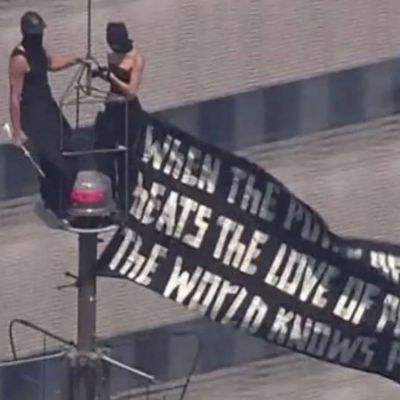 Pareja-escala-la-antena-del-Empire-State-y-es-detenida-tras-aparente-propuesta
