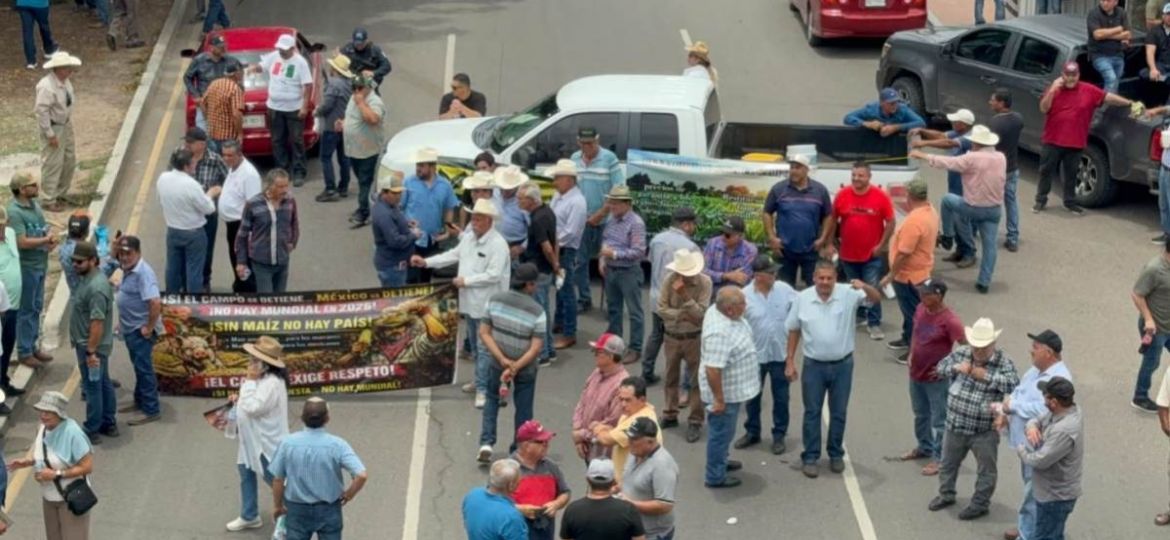Productores-de-Sinaloa-toman-la-caseta-de-Cuatro-Caminos-en-Guasave-y-liberan-el-cobro-para-exigir-pagos-pendientes