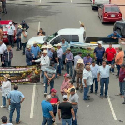 Productores-de-Sinaloa-toman-la-caseta-de-Cuatro-Caminos-en-Guasave-y-liberan-el-cobro-para-exigir-pagos-pendientes