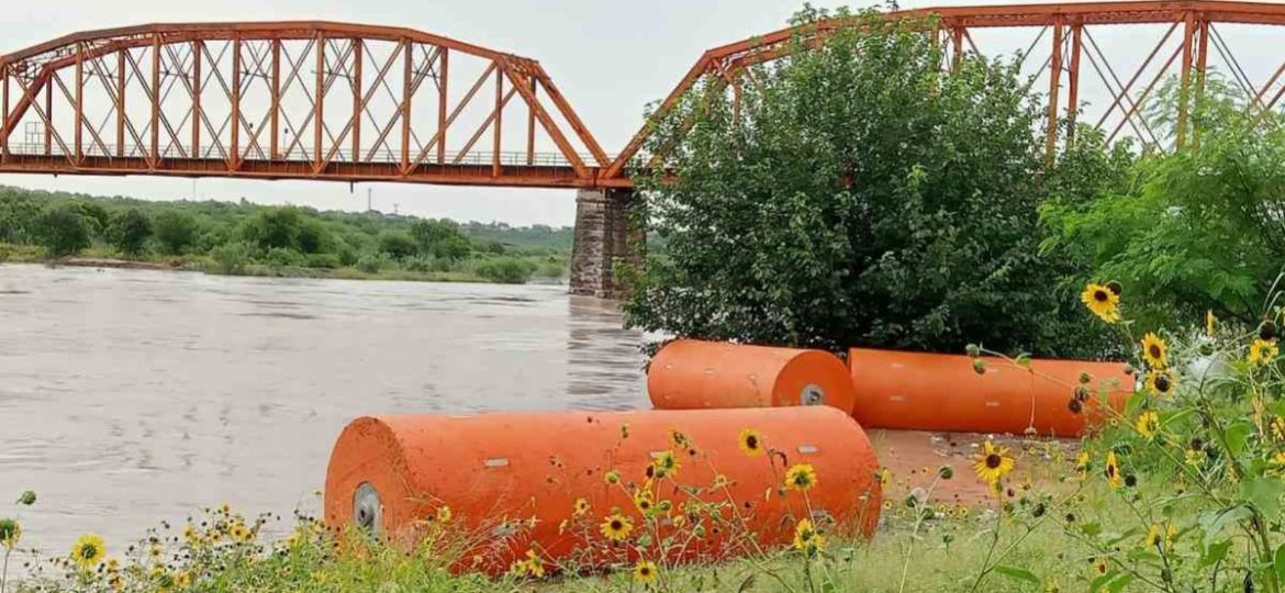 Puentes-entre-Eagle-Pass-y-Piedras-Negras-se-cierran-tras-desprendimiento-de-boyas-en-el-Rio-Bravo