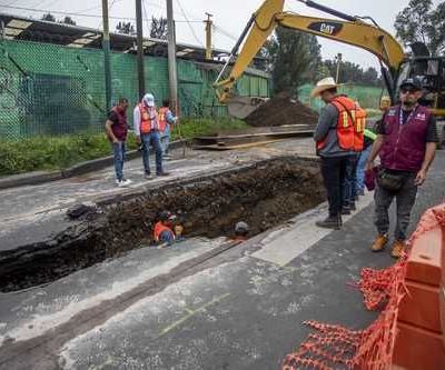 Socavon-en-Periferico-Oriente-de-Iztapalapa-por-ruptura-de-tuberia-cierran-carril-lateral