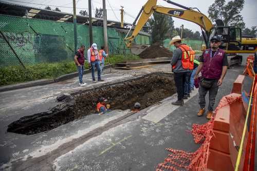 Socavon-en-Periferico-Oriente-de-Iztapalapa-por-ruptura-de-tuberia-cierran-carril-lateral