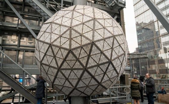 Times-Square-realizara-por-primera-vez-la-bajada-de-la-bola-para-el-4-de-julio-descendera-ocho-veces-por-los-husos-horarios