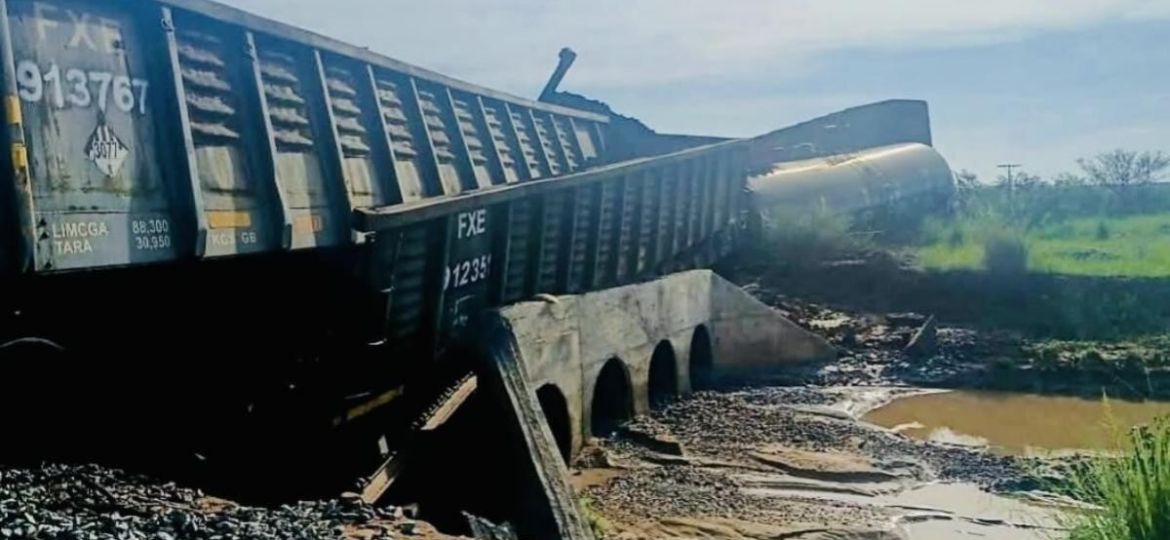 Vagon-tanque-de-Ferromex-se-vuelca-en-el-ejido-Cuauhtemoc-Naco-reportan-derrame-controlado