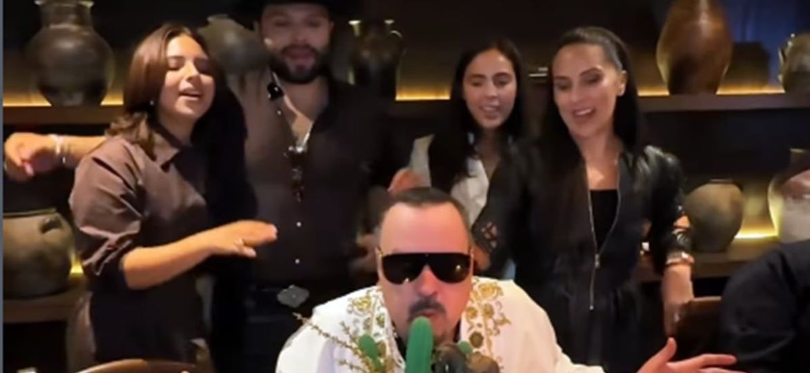 Angela-Aguilar-y-Christian-Nodal-le-cantan-a-Pepe-Aguilar-por-su-cumpleanos-58
