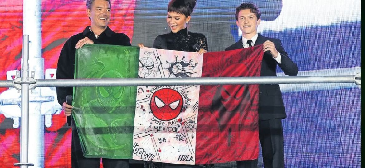 Bandera-de-Spider-Man-entregada-a-Tom-Holland-y-Zendaya-desata-debate-legal-en-Mexico