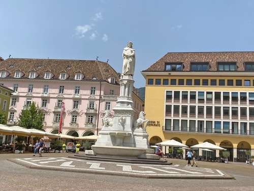 Bolzano-la-ciudad-italiana-donde-conviven-dos-culturas-al-pie-de-las-Dolomitas