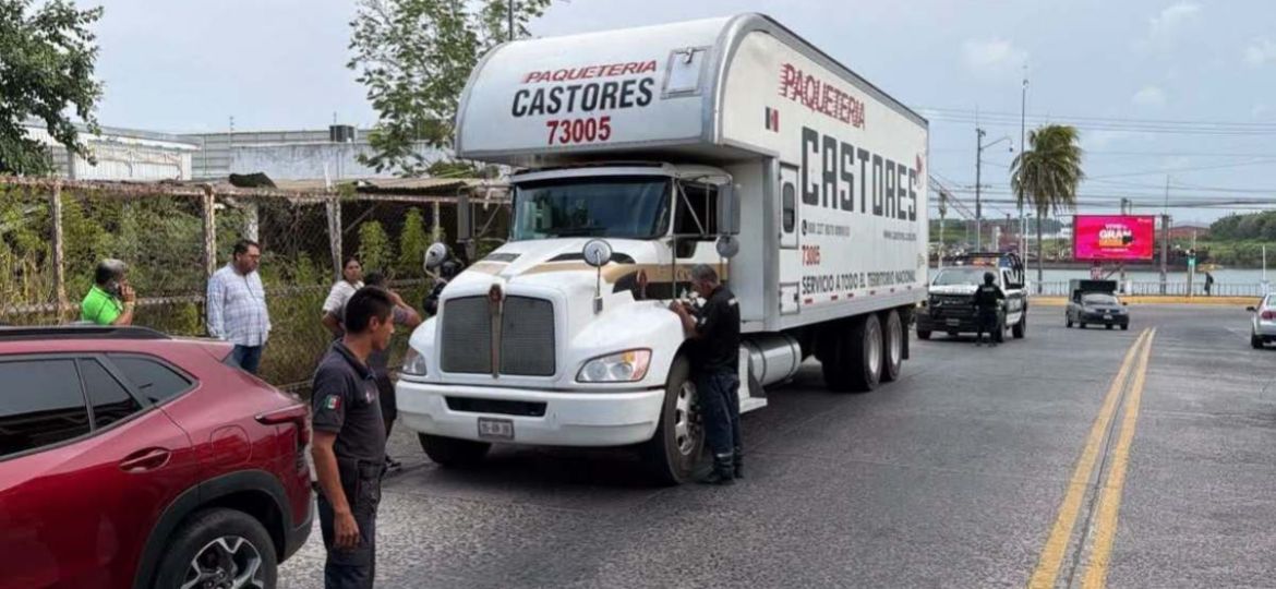 Captan-a-presunto-trabajador-de-Castores-mientras-sustrae-una-iguana-en-Tuxpan