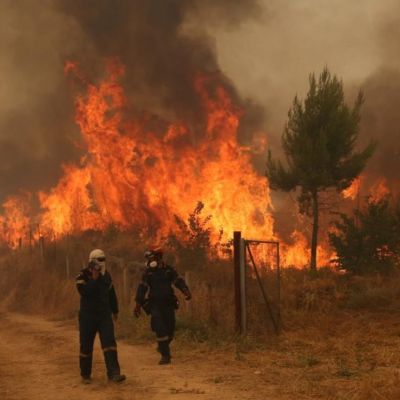 Chocan-dos-helicopteros-mientras-combatian-un-incendio-forestal-en-Grecia
