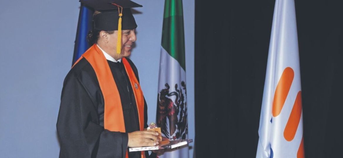 Cristian-Castro-termina-la-preparatoria-a-los-51-anos-y-apunta-a-la-universidad