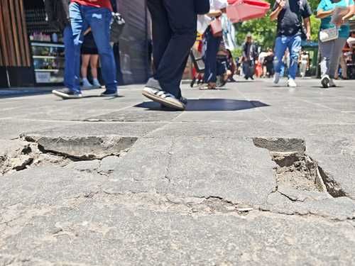 Deterioro-de-calles-y-mobiliario-afecta-al-Centro-Historico-de-la-Ciudad-de-Mexico