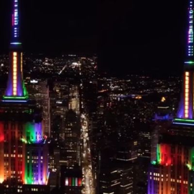 El-Empire-State-Building-se-ilumina-por-el-cumpleanos-84-de-Jerry-Garcia