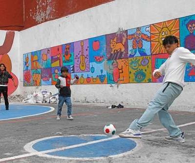 El-futbol-ofrece-refugio-y-nuevas-oportunidades-a-ninas-y-ninos-de-La-Lagunilla