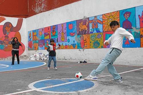 El-futbol-ofrece-refugio-y-nuevas-oportunidades-a-ninas-y-ninos-de-La-Lagunilla