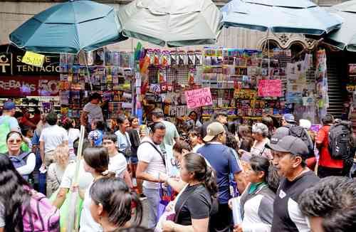 Familias-abarrotan-Mesones-para-comprar-utiles-escolares-ante-el-regreso-a-clases