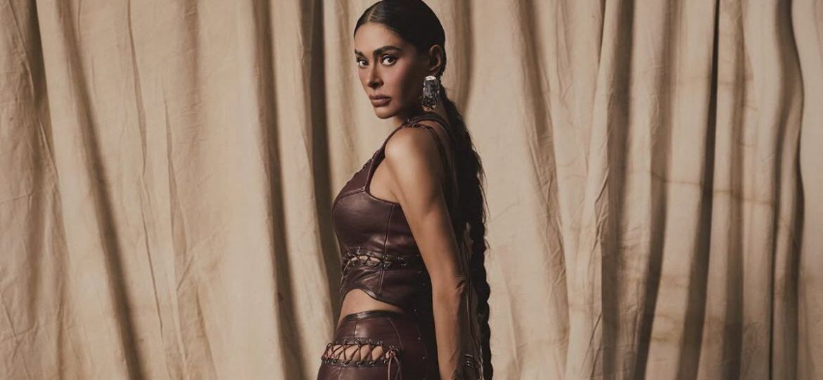 Galilea-Montijo-deslumbra-con-vestido-de-piel-burgundy-en-LCDLFMX