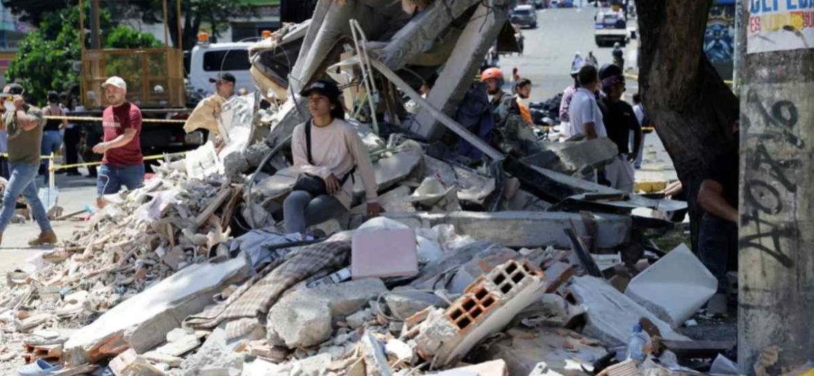 Habitantes-de-Pereira-buscan-sobrevivientes-entre-los-escombros-tras-terremoto-en-Colombia