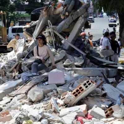 Habitantes-de-Pereira-buscan-sobrevivientes-entre-los-escombros-tras-terremoto-en-Colombia