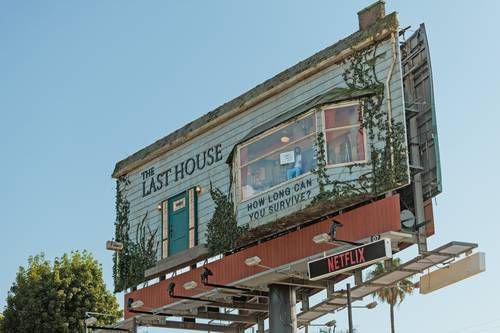Hombre-vive-dentro-de-una-valla-publicitaria-en-Los-Angeles-para-promocionar-pelicula-de-Netflix