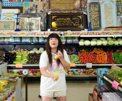 Jenny-Yang-lleva-su-comedia-a-supermercados-para-apoyar-a-comunidades-migrantes