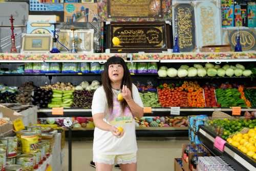 Jenny-Yang-lleva-su-comedia-a-supermercados-para-apoyar-a-comunidades-migrantes