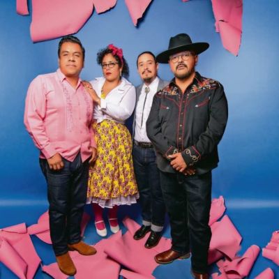 La-Santa-Cecilia-convierte-las-historias-migrantes-en-canciones