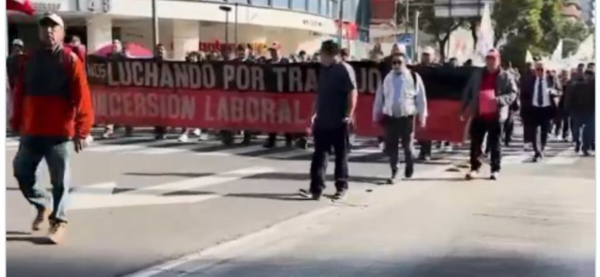 Manifestantes-del-SME-avanzan-por-Paseo-de-la-Reforma-rumbo-al-Zocalo