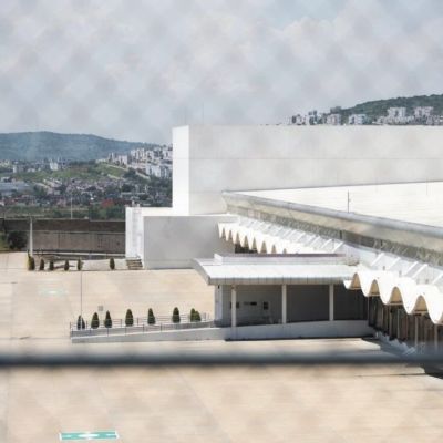 Megafarmacia-de-Huehuetoca-luce-vacia-y-con-acceso-afectado-por-un-socavon