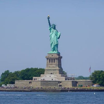Mueren-una-mujer-y-una-bebe-tras-volcarse-una-embarcacion-cerca-de-la-Estatua-de-la-Libertad