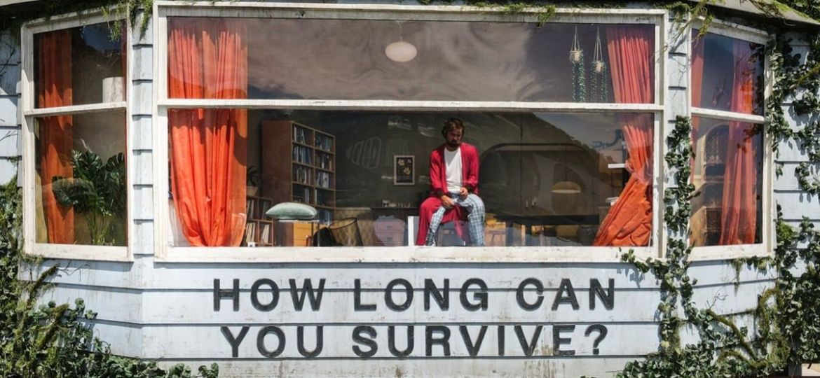 Netflix-coloca-a-un-hombre-dentro-de-una-valla-publicitaria-para-promocionar-The-Last-House