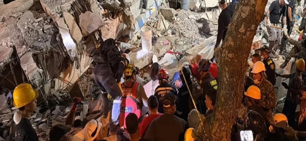 Policias-rescatan-con-vida-a-una-mujer-y-a-su-perro-tras-terremoto-en-Cali