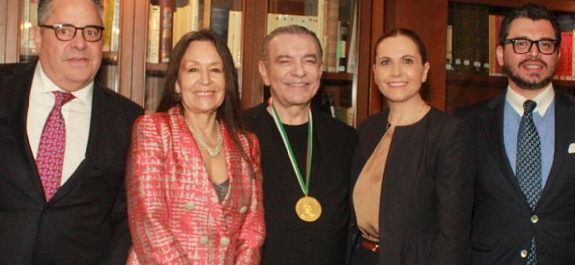 Ramon-Alberto-Garza-recibe-la-Medalla-Francisco-Ibarra-Lopez-al-Merito-Empresarial-en-Comunicacion-2026