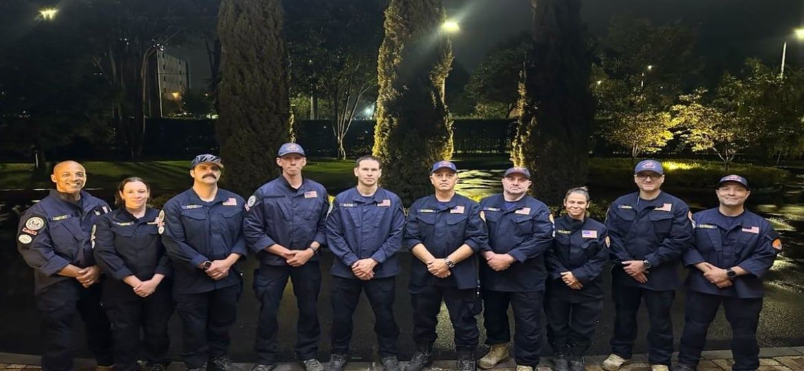 Rescatistas-de-Estados-Unidos-llegan-a-Colombia-para-apoyar-busqueda-tras-terremoto