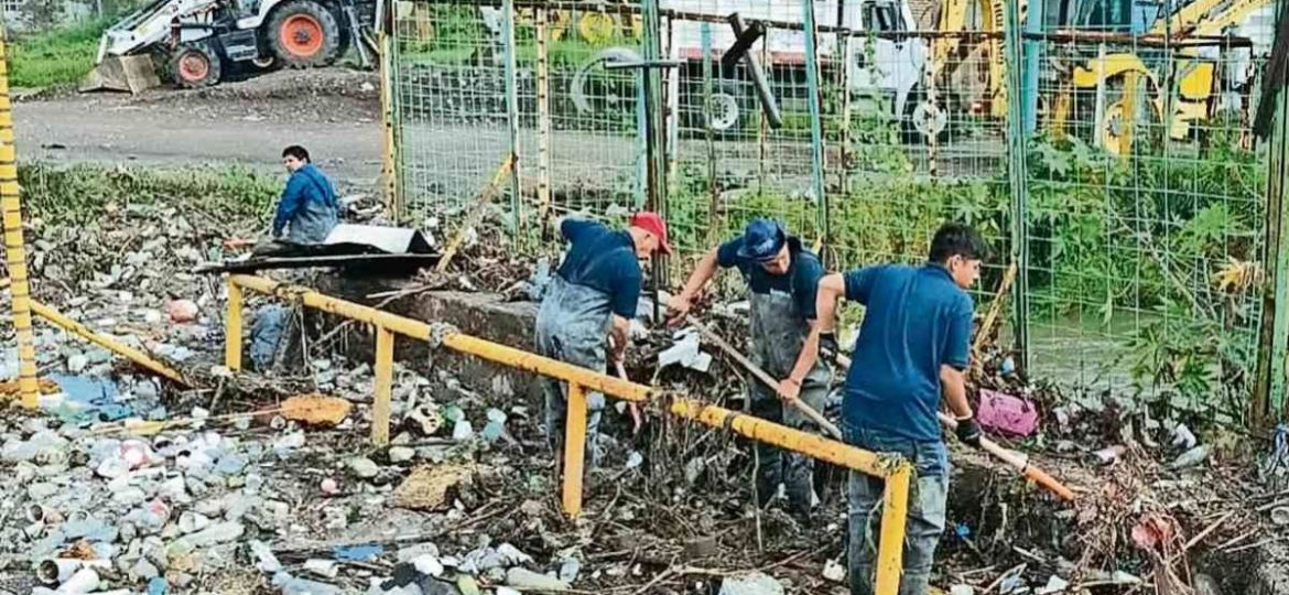 Retiran-mas-de-40-toneladas-de-azolve-de-la-presa-El-Angulo