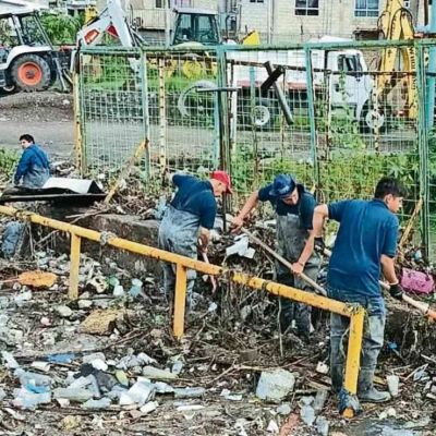Retiran-mas-de-40-toneladas-de-azolve-de-la-presa-El-Angulo