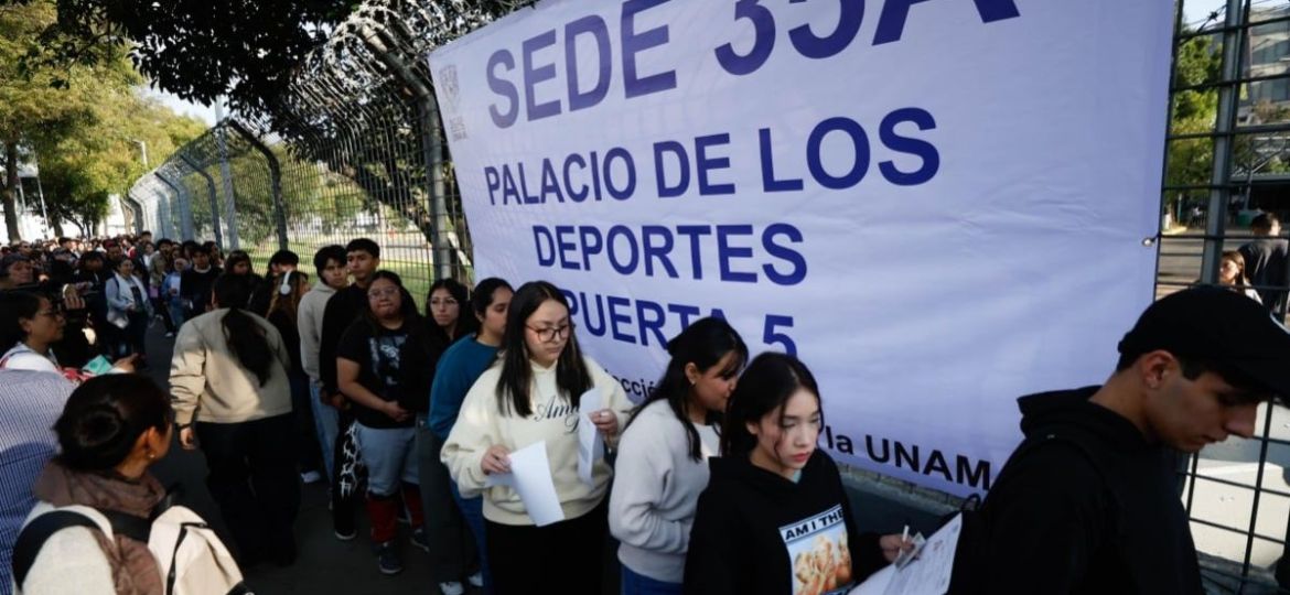 UNAM-aplica-examen-de-control-a-aspirantes-en-el-Palacio-de-los-Deportes